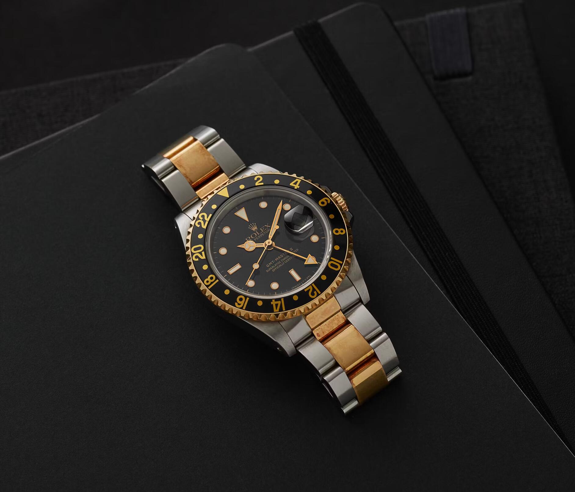 Un Rolex GMT-Master II bicolore, un Omega Replica Seamaster Worldtimer e un Patek Philippe Calatrava